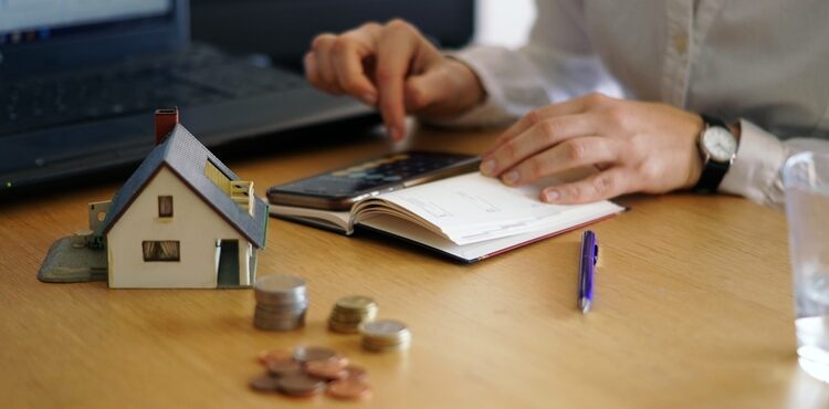 ภาษีที่ดินและสิ่งปลูกสร้าง คือ